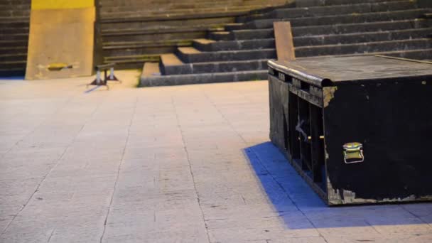 Diapositiva del conductor de la bicicleta en el borde de la caja de cornisa — Vídeos de Stock