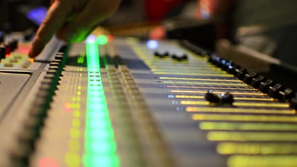 El operador ajusta los controles deslizantes del ecualizador en el mezclador de audio de estudio — Vídeos de Stock