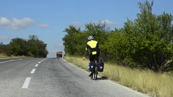 サイクリング道の旅行者の競輪選手 — ストック動画