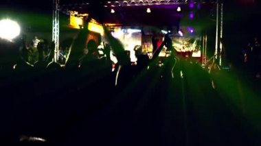 disko konserde kalabalık
