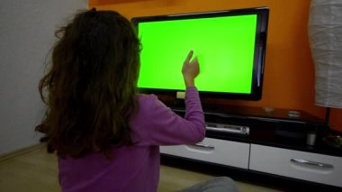 Akıllı tv touchless dokunmatik jestleri ile kız