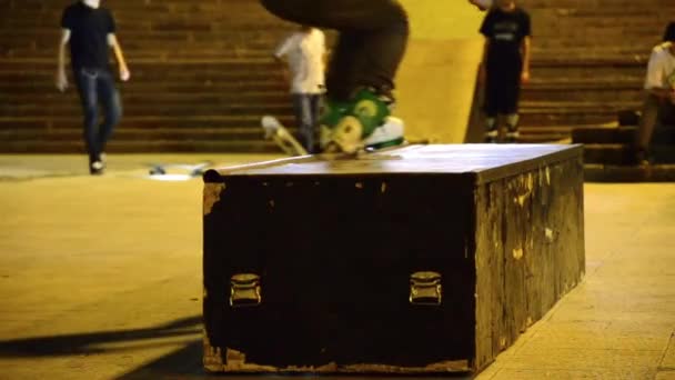 Roller skate rampe glidende trick – Stock-video