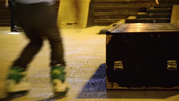 Rolo skate rampa deslizante truque — Vídeo de Stock