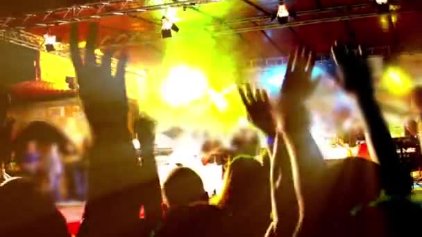 Танцующая толпа поднимает руки на концерте — стоковое видео