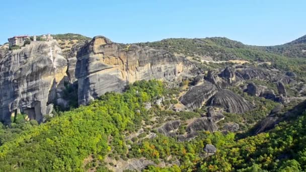 El famoso valle del monasterio colgante de Meteora, Grecia — Vídeo de stock