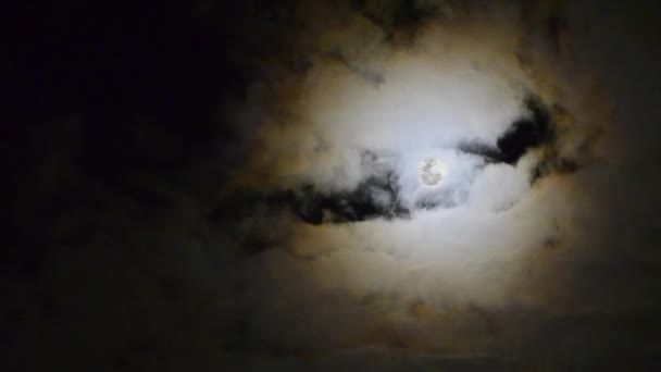 Luna moviéndose entre nubes — Vídeos de Stock