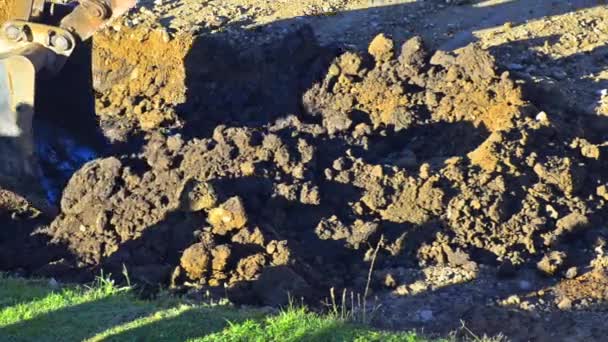 掘削機は砂利をダンプします — ストック動画