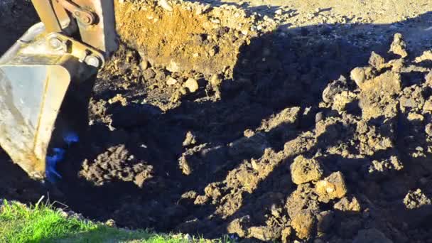 Cargador frontal excavando hormigón viejo y suciedad — Vídeos de Stock