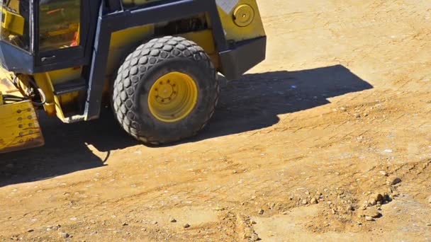 Compactador de rolos no local de construção de estradas — Vídeo de Stock