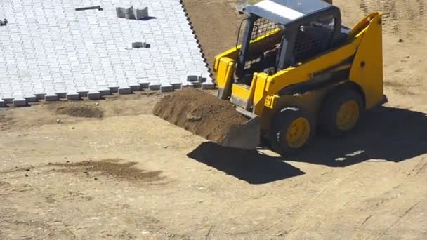 Grava y suciedad siendo movidas alrededor en un sitio de construcción — Vídeos de Stock