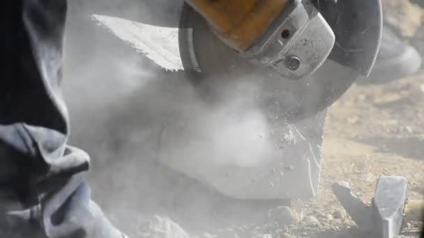 Taze beton blok olarak kesme korumak yol inşaatı — Stok video