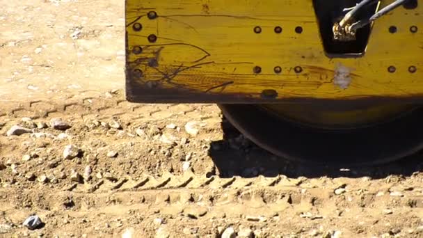 Stoom weg roller voor verse asfalt stoep herverdelen — Stockvideo
