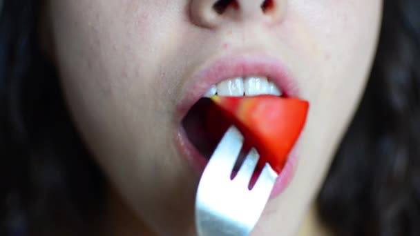 Menina comendo tomate — Vídeo de Stock