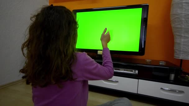 Chica con gestos de pantalla táctil Smart TV sin contacto — Vídeo de stock