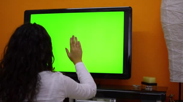 Κορίτσι κάνει touchless έλεγχο στην έξυπνη τηλεόραση — Αρχείο Βίντεο