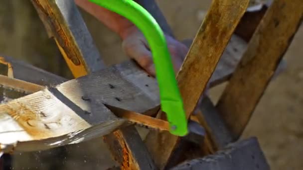 Charpentier Scier le bois 