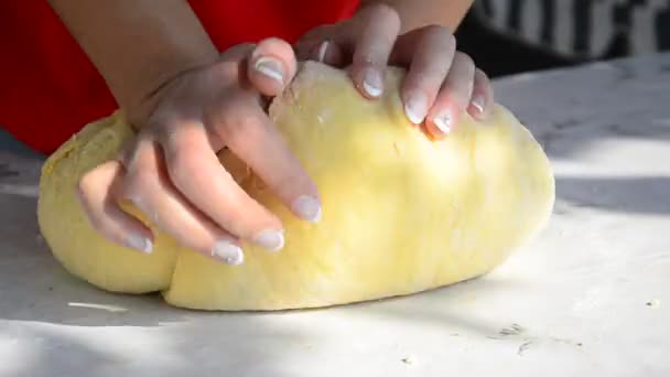 Preparación de la comida tradicional italiana — Vídeo de stock