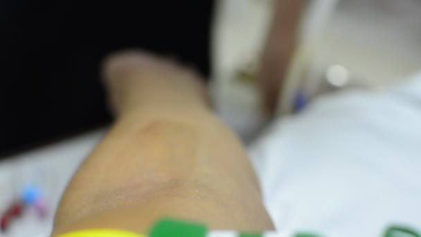 Enfermera inserta aguja en el brazo del donante de sangre — Vídeo de stock