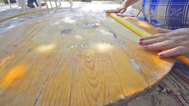 Abuela rodando masa para pizza pastas burek pasteles galletas baklava — Vídeo de stock