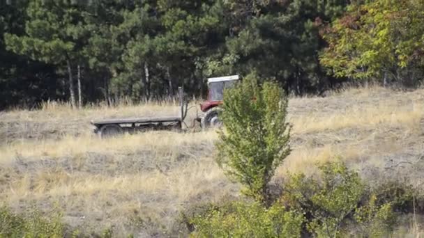 Traktor je rychlé jízdě na silnici do kopce farma — Stock video