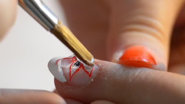 Applicazione di smalto per unghie su arte dipinta manicure — Video Stock