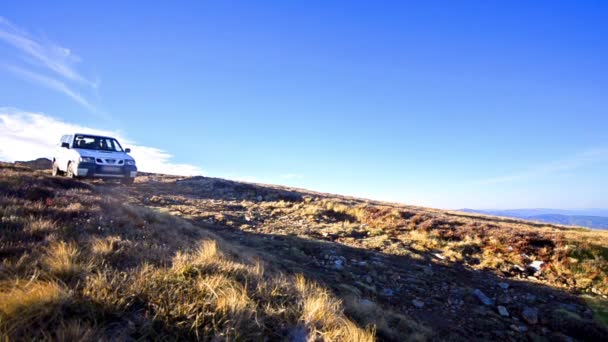 Geländewagen überquert die Bergkuppe — Stockvideo