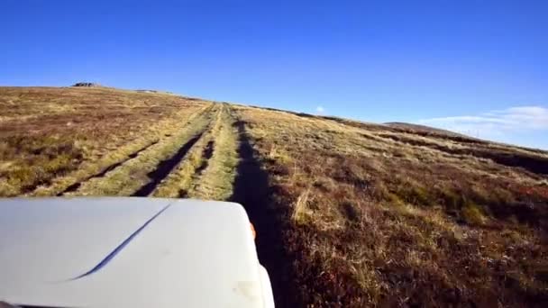 Off-road dirigindo através de um planalto horizonte de montanha — Vídeo de Stock