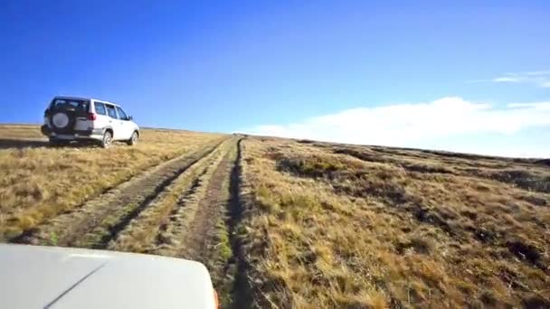 Off-road körning genom en Makedonska bergsplatå — Stockvideo