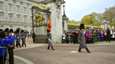 Bando töreninde değişen nöbetçiler de buckingham Sarayı Londra