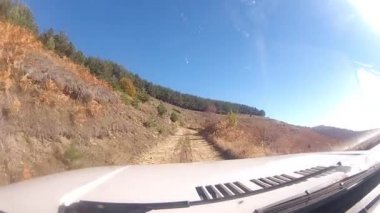 mountain zorlu arazide sürüş araba