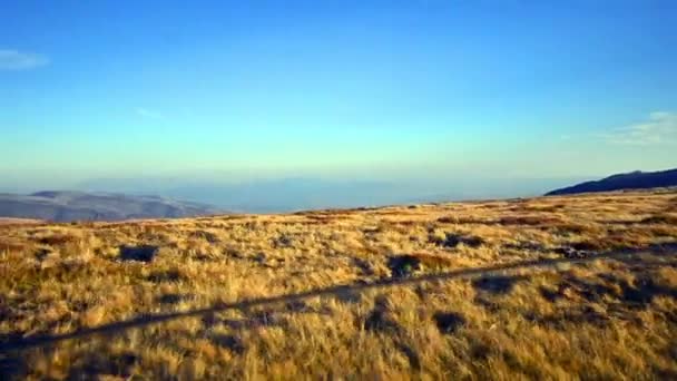 Внедорожник по горному плато Македонии — стоковое видео