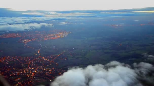 Antenne über Europa bei Sonnenaufgang — Stockvideo