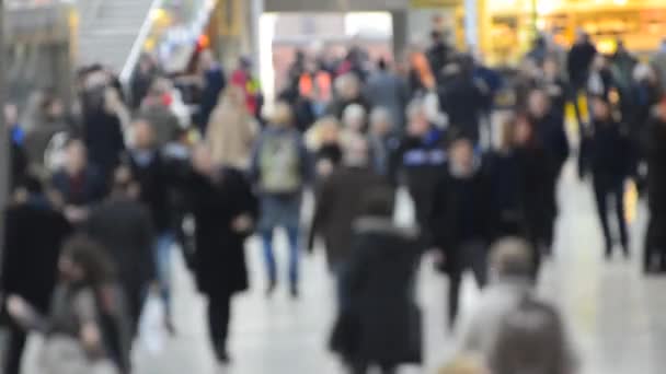 Commuters caminhando para o trabalho no metrô de Londres — Vídeo de Stock