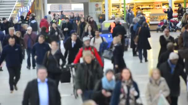 Commuters Londra metro çalışması için yürüyüş — Stok video