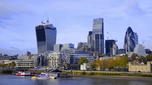 Barcos en el río Támesis y el horizonte de Londres — Vídeo de stock