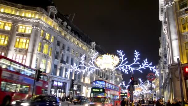 Regent Street bajo las luces de Navidad en Londres — Vídeo de stock