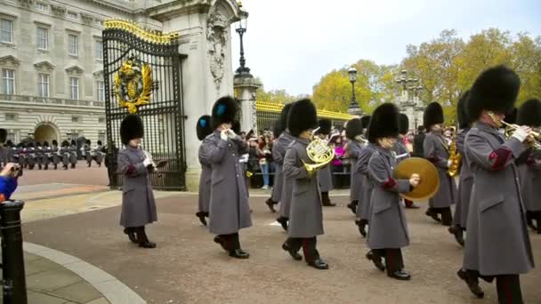 Ceremony of Changing the guards at Buckingham palace in London — Stock Video