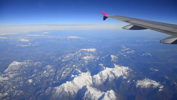Fliegen über den Alpen — Stockvideo