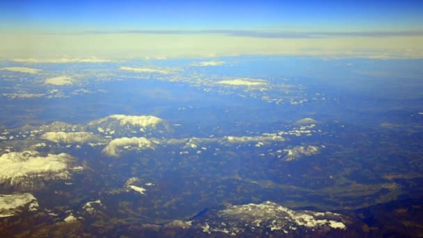 Vliegen door de wolken in de schemering — Stockvideo