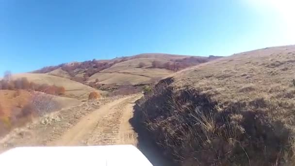 Rali em uma estrada de montanha empoeirada na Macedônia — Vídeo de Stock