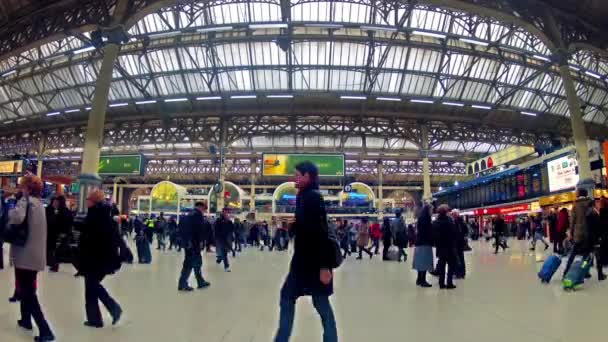 Victoria railway station in Londen — Stockvideo