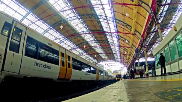 Commuters crowd off train in Victoria Railway Station in London — Stock Video