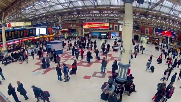 Victoria railway station i london — Stockvideo