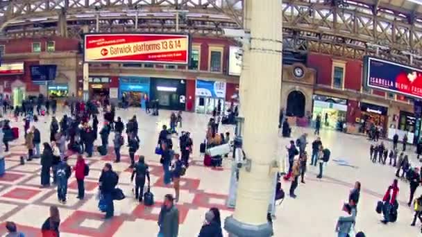 Victoria railway station i london — Stockvideo