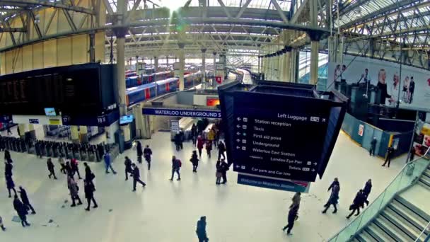 Londra Waterloo tren istasyonu — Stok video