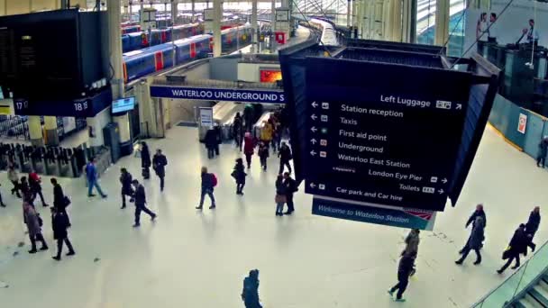 Waterloo railway station in Londen — Stockvideo