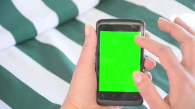 bir akıllı telefon yazarak parmak hareketleri