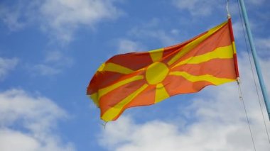 Makedonya sallayarak bayrak