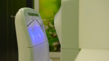 adam ellerini bir otomatik el kurutma makinesi ile kurutma