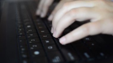 Dizüstü bilgisayarda yazı yazan kadın elleri